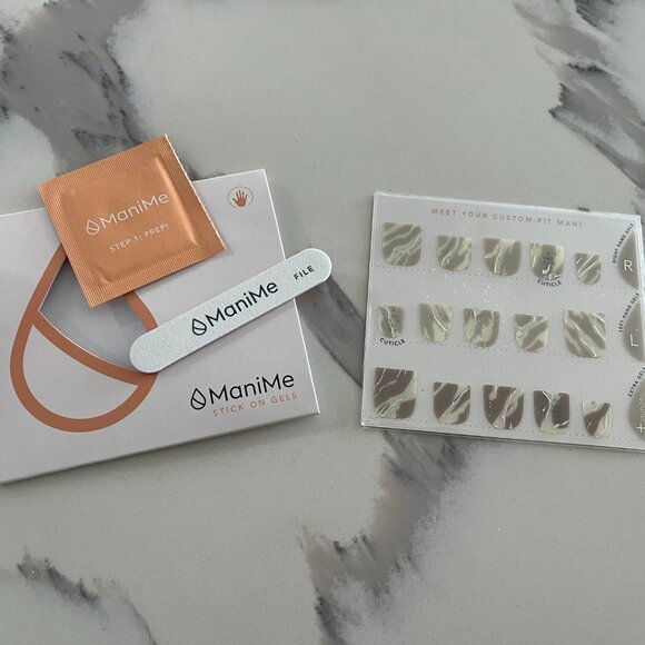 ManiMe Stick-On Gel Manicure - Carrara Marble - Picture 2 of 3